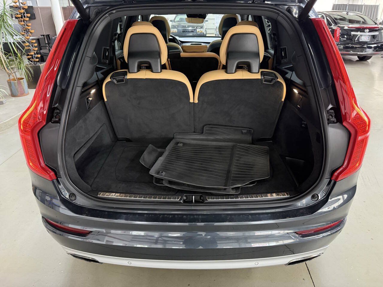 Used 2016 Volvo XC90 T6 Momentum w/ Momentum Plus Package AWD/4WD image 9