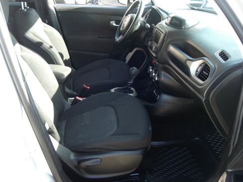 Used 2017 Jeep Renegade Latitude FWD image 19