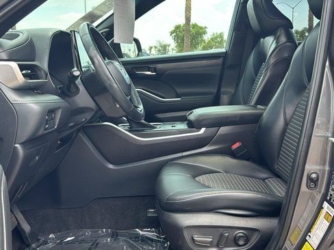 Used 2023 Toyota Highlander XSE FWD image 28