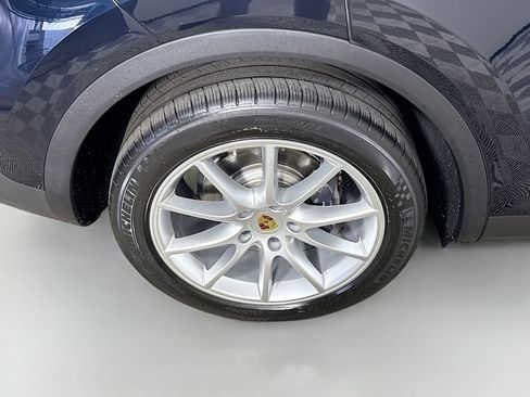 Used 2021 Porsche Cayenne image 32