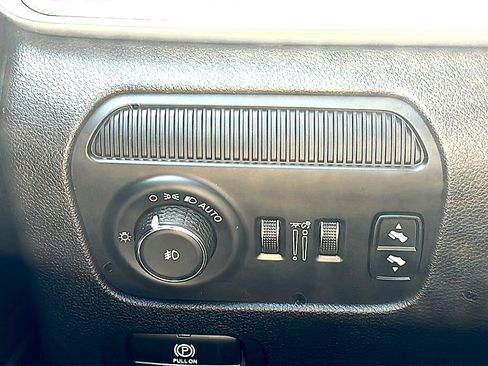 Used 2023 Jeep Wagoneer L Series II AWD/4WD image 36