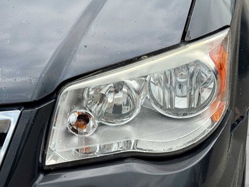 Used 2012 Chrysler Town & Country Touring w/ Entertainment Group #1 FWD image 9