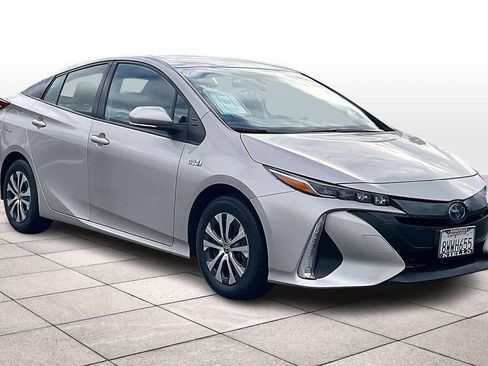 Used 2021 Toyota Prius Prime LE image 2