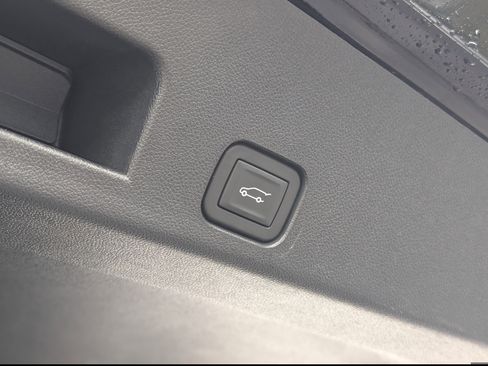 Used 2025 Chevrolet Traverse RS image 44