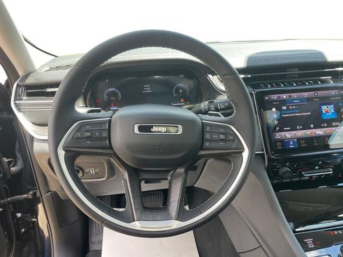 Used 2023 Jeep Grand Cherokee L Limited AWD/4WD image 21