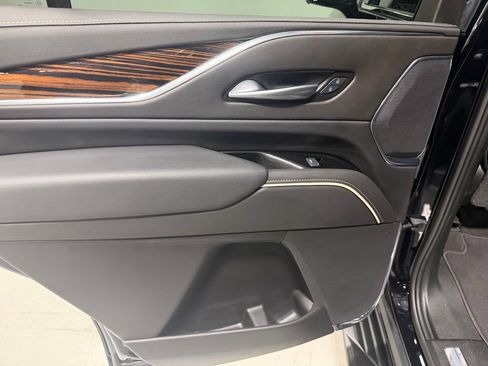 Used 2024 Cadillac Escalade Premium Luxury AWD/4WD image 23