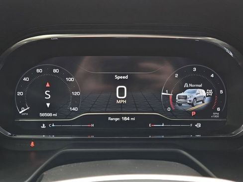 Used 2024 GMC Yukon SLT w/ SLT Luxury Package image 16