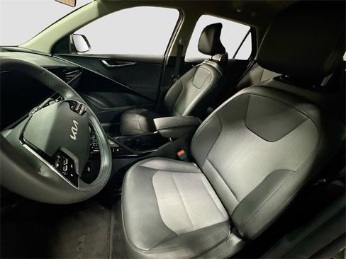 Used 2023 Kia Niro EX image 22