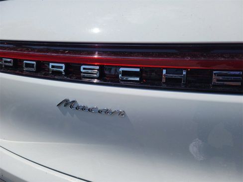 Used 2025 Porsche Macan image 19
