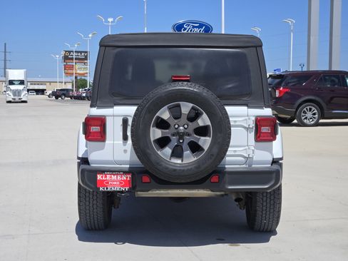 Used 2018 Jeep Wrangler Unlimited Sahara AWD/4WD image 6