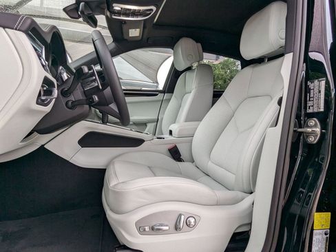 Certified 2025 Porsche Macan image 5