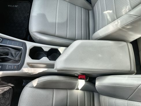 Used 2023 Volkswagen Jetta SE w/ Panoramic Sunroof Package FWD image 22