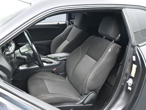 Used 2022 Dodge Challenger SXT w/ Driver Convenience Group RWD image 10