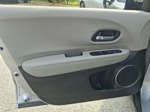 Used 2018 Honda HR-V EX image 12