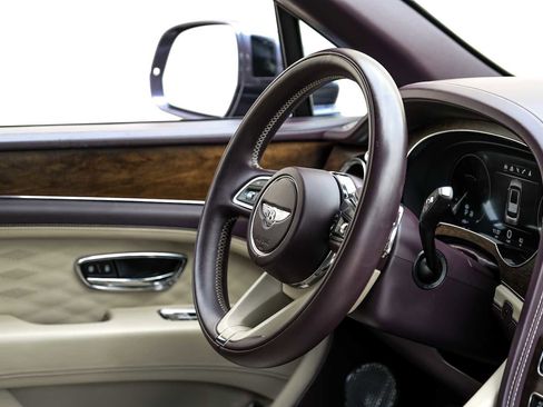 Used 2023 Bentley Bentayga Extended Wheelbase AWD/4WD image 18