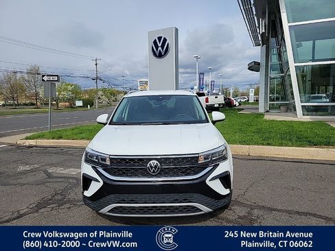Certified 2022 Volkswagen Taos SE w/ Driver Assistance Package FWD image 2