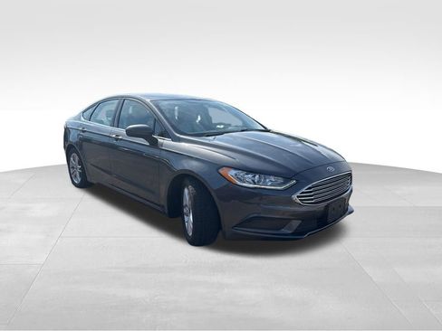 Used 2018 Ford Fusion SE w/ Fusion SE Technology Package FWD image 7