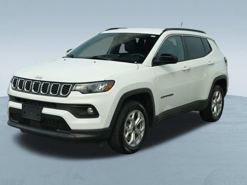Used 2025 Jeep Compass Latitude AWD/4WD image 3