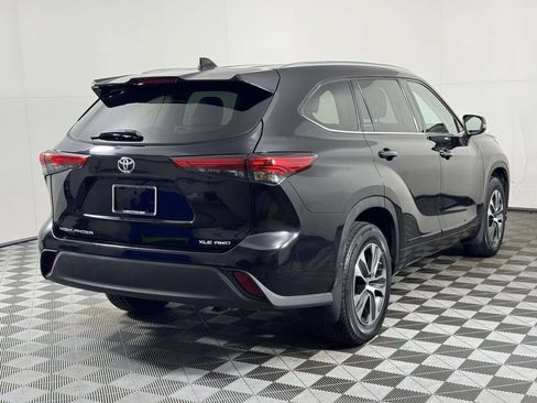 Used 2020 Toyota Highlander XLE AWD/4WD image 10