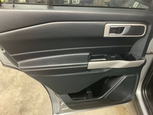 Used 2023 Ford Explorer XLT AWD/4WD image 12