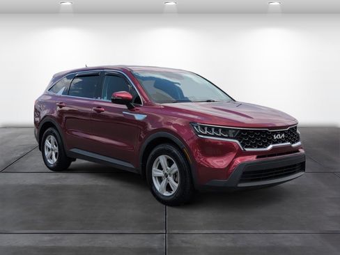 Used 2023 Kia Sorento LX FWD image 2