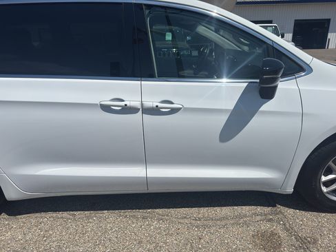 Used 2024 Chrysler Pacifica Touring-L FWD image 12