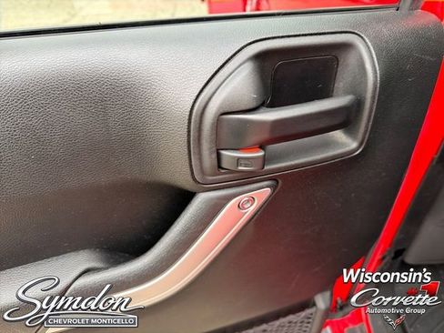 Used 2017 Jeep Wrangler Unlimited Sahara w/ Dual Top Group AWD/4WD image 18
