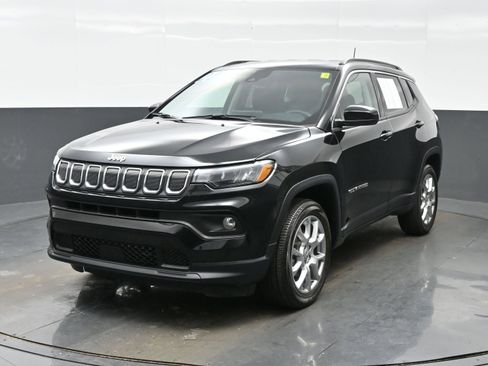 Used 2022 Jeep Compass Latitude image 2