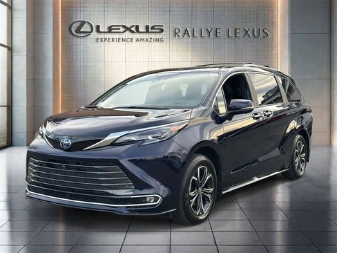 Used 2025 Toyota Sienna Platinum image 7