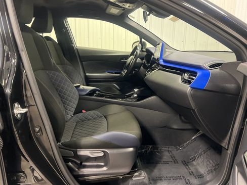 Used 2020 Toyota C-HR XLE image 8