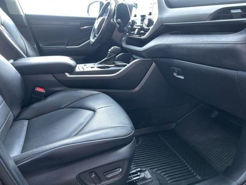 Used 2022 Toyota Highlander XLE image 30