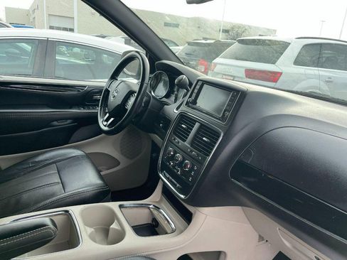 Used 2019 Dodge Grand Caravan SXT FWD image 2