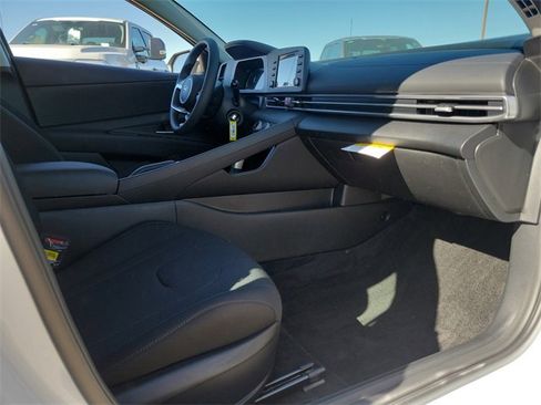 New 2025 Hyundai Elantra SE image 16