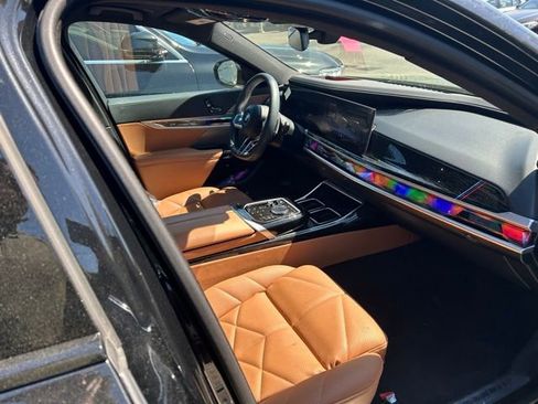 Used 2024 BMW 740i xDrive image 9