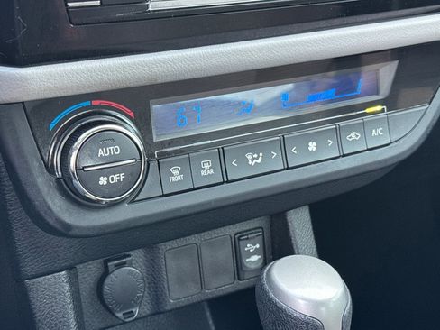 Used 2014 Toyota Corolla LE image 18