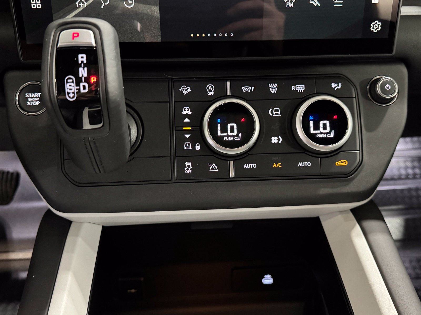 New 2026 Land Rover Defender 110 X-Dynamic SE AWD/4WD image 24