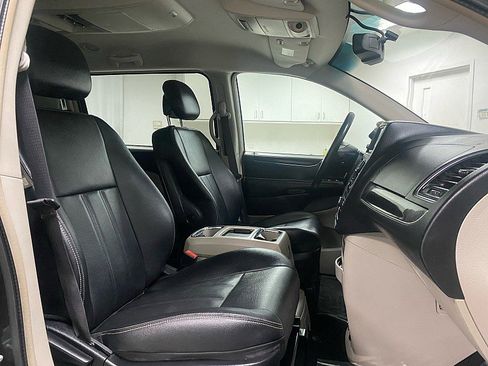 Used 2016 Chrysler Town & Country Touring image 18