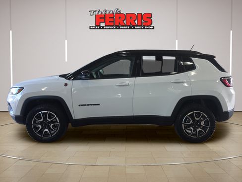 Used 2026 Jeep Compass Trailhawk AWD/4WD image 8