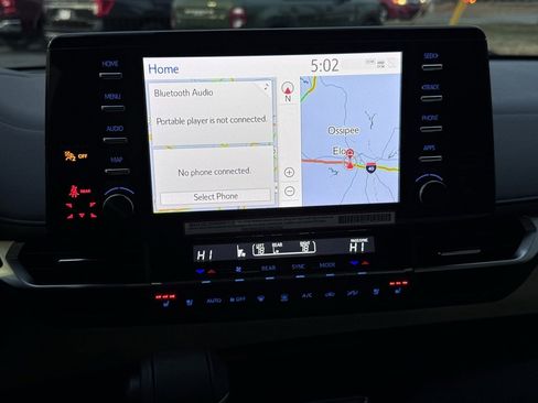 Used 2024 Toyota Sienna Limited image 32