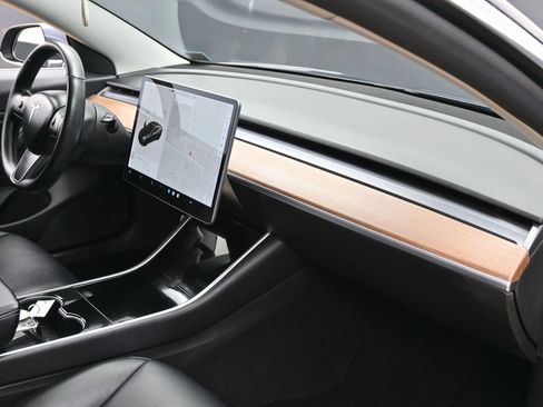 Used 2018 Tesla Model 3 Mid Range image 34