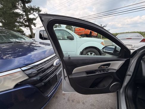Used 2011 Chevrolet Cruze LT FWD image 25