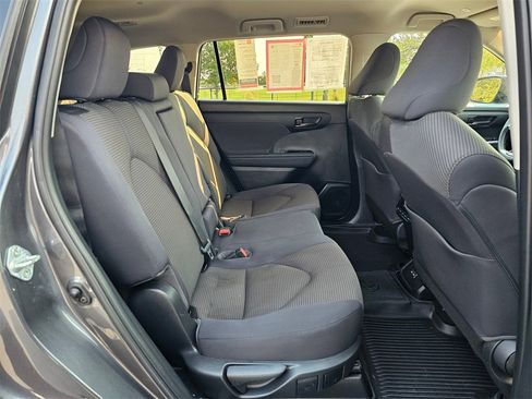 Used 2023 Toyota Highlander L image 12