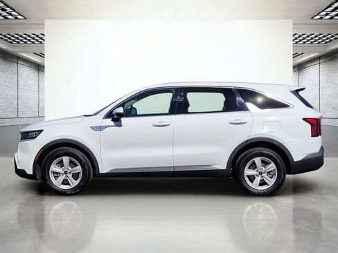 Used 2022 Kia Sorento LX image 10