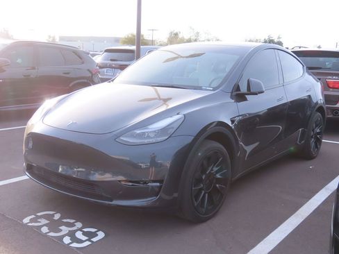 Used 2024 Tesla Model Y Long Range image 2