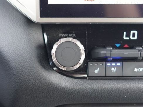 Used 2025 Toyota Tundra Limited image 32