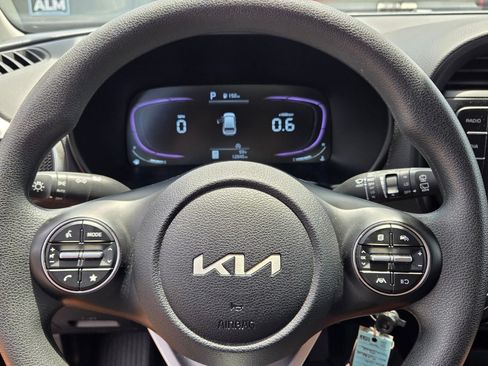 Used 2025 Kia Soul LX w/ LX Technology Package FWD image 23