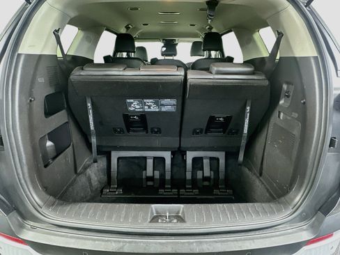 Used 2025 Kia Carnival FWD image 31