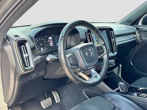 Used 2019 Volvo XC40 T4 R-Design FWD image 9