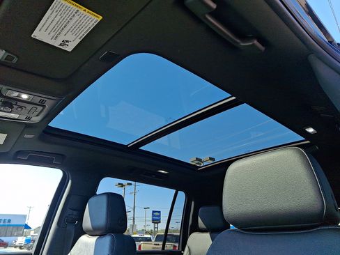 Used 2022 Chevrolet Suburban Z71 w/ Luxury Package image 15