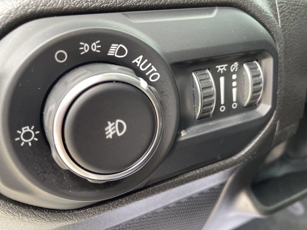 Used 2022 Jeep Wrangler Unlimited Sahara AWD/4WD image 13